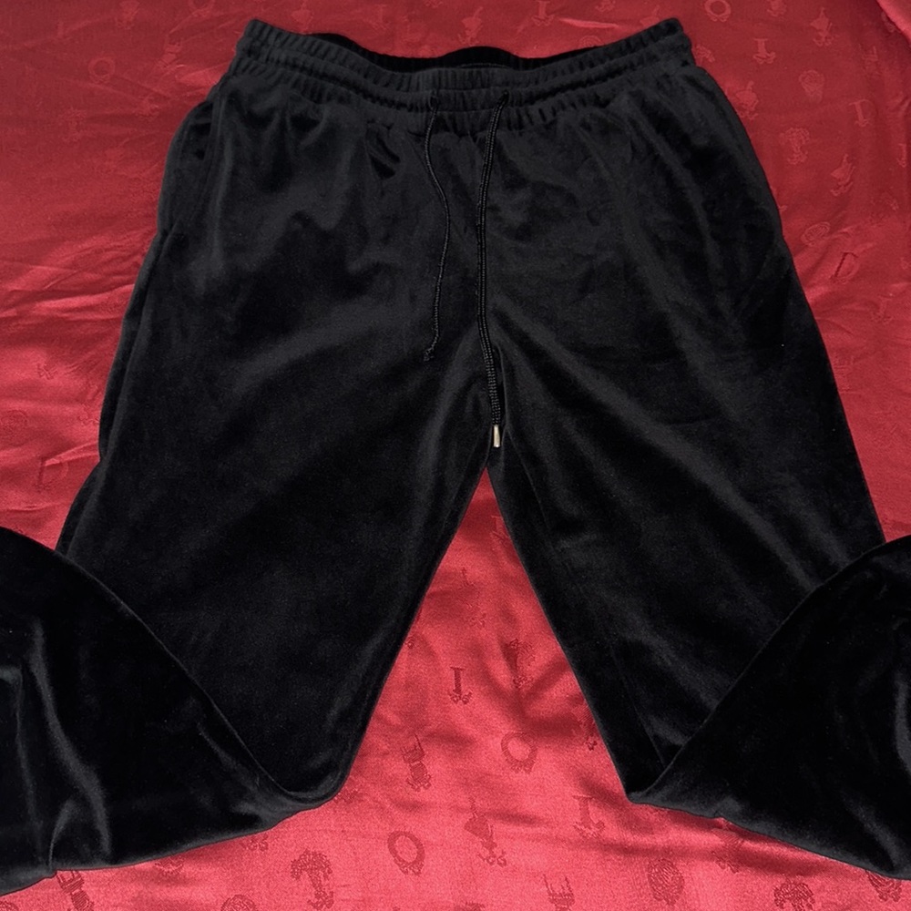 Woman’s Guess Velour Tapered Jogger (Black)